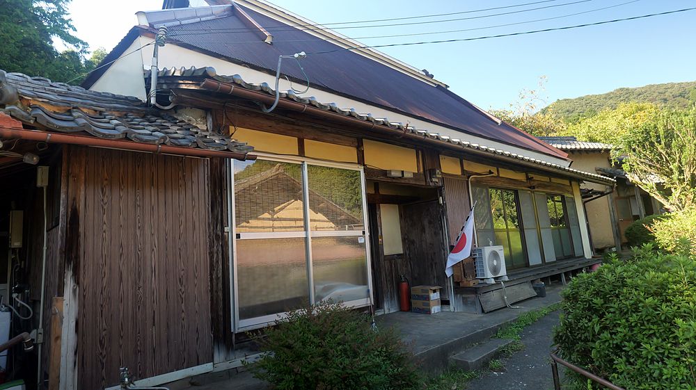 板張りの外壁と、大屋根の下の縁側
