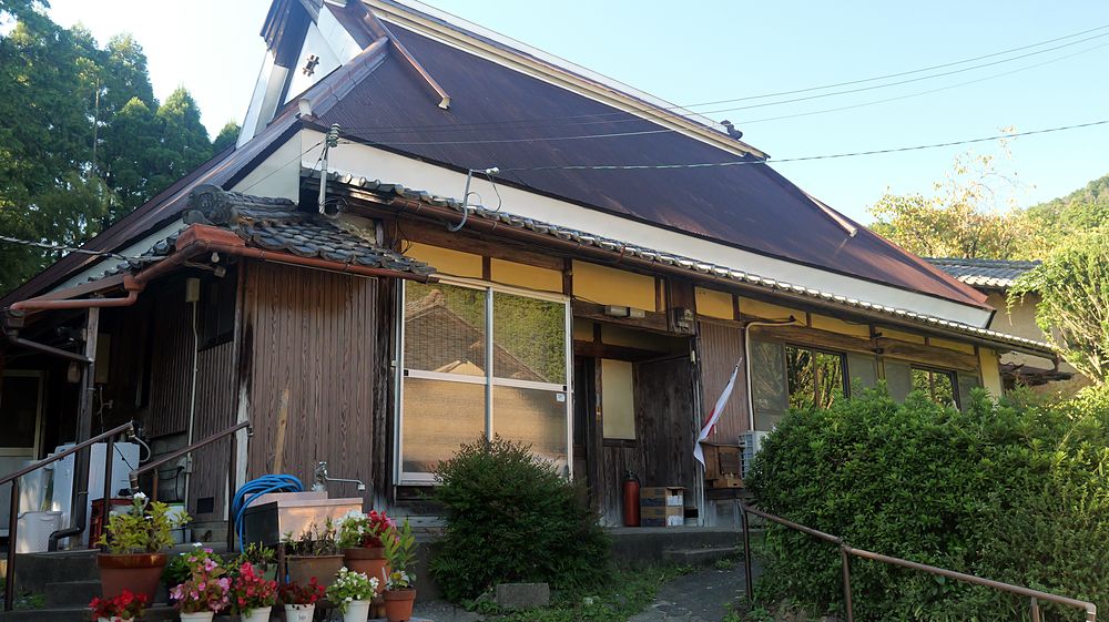 玄関まわりの花と、大屋根の外観