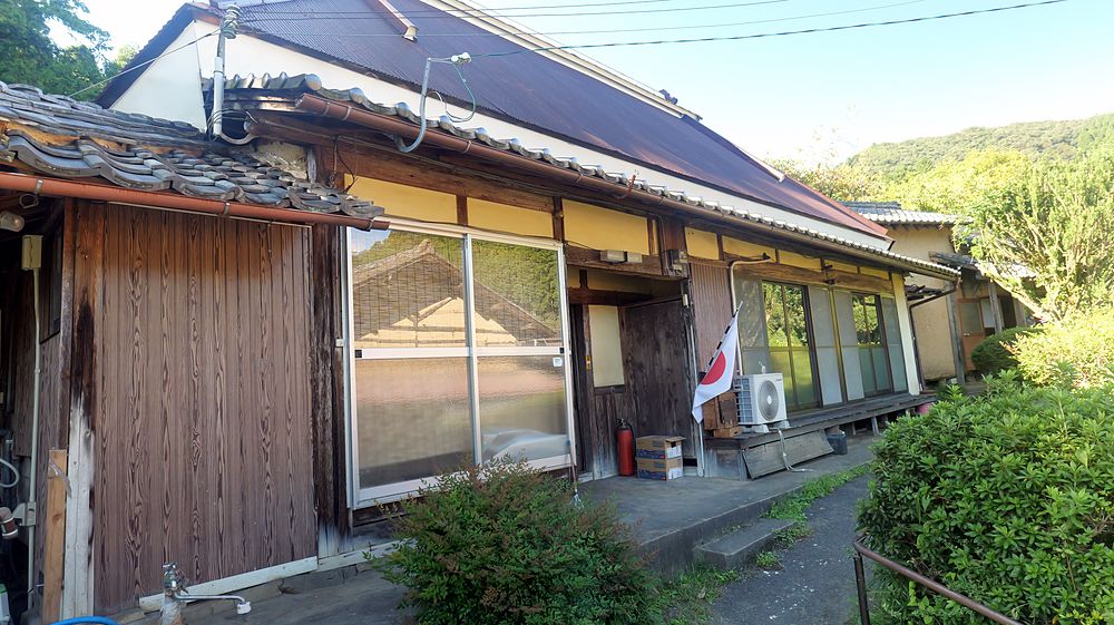 縁側に沿って続く外壁と、裏の山