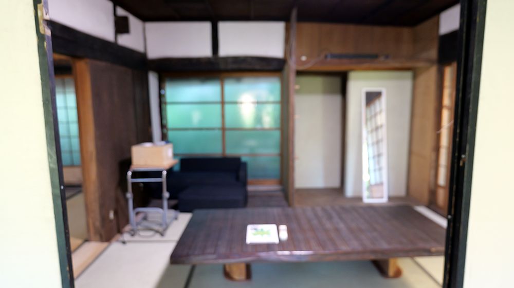 ソファと座卓のある板の間