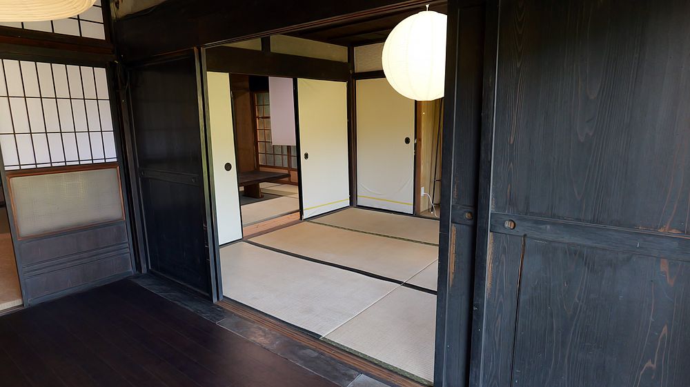 板戸の向こうに続く畳の間